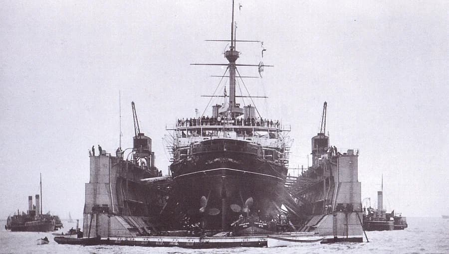 Vista frontal del HMS Sans Pareil durante una prueba de levante del dique flotante en 1902