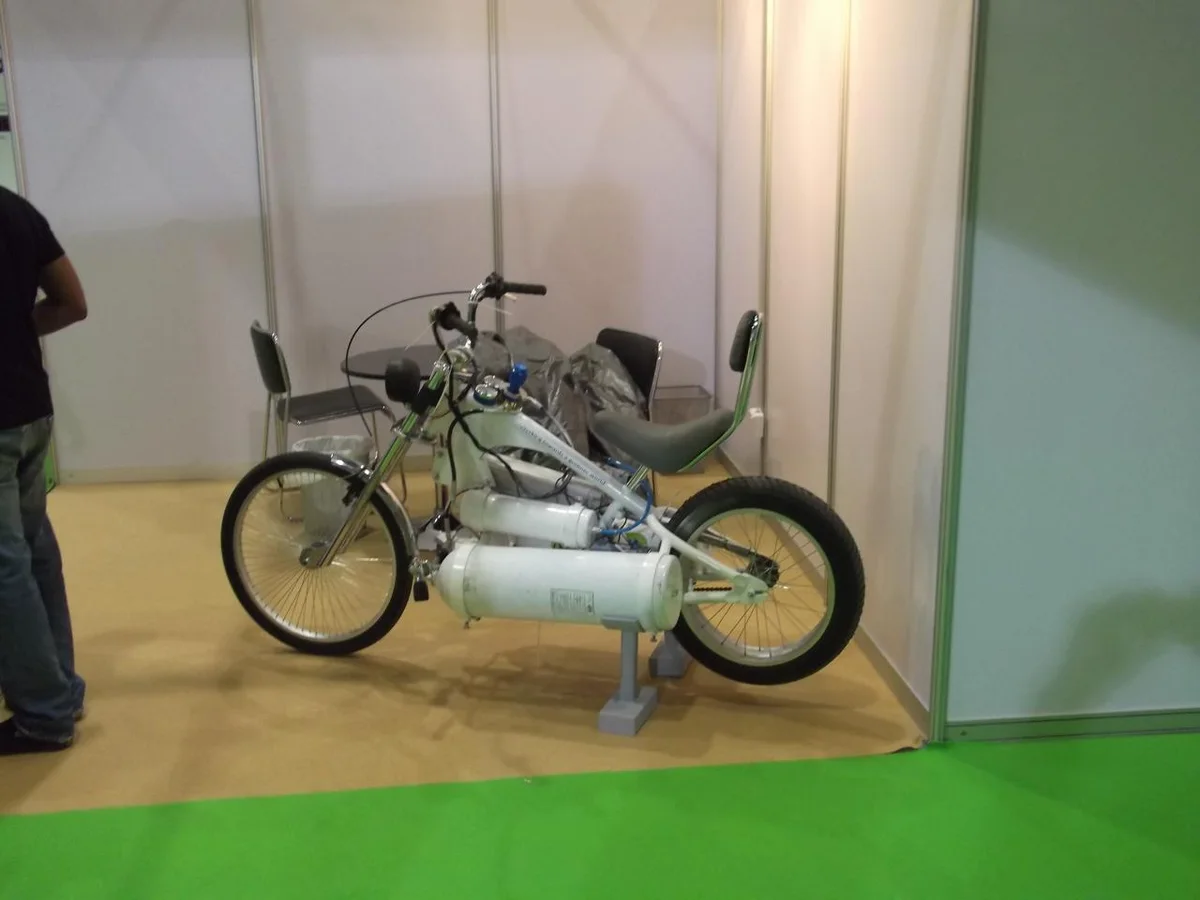 Vehículo blanco de RegusciAir expuesto en el World Future Energy Summit de Abu Dhabi