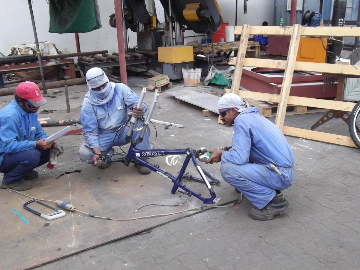 Equipo construyendo una motocicleta RegusciAir en un taller de Dubai