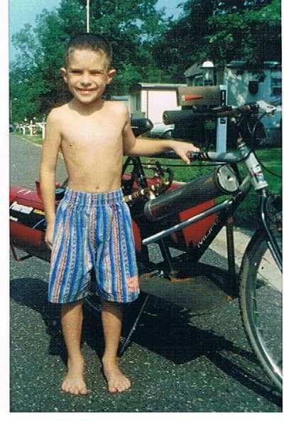 Santiago Regusci junto a una motocicleta de aire comprimido en 1995